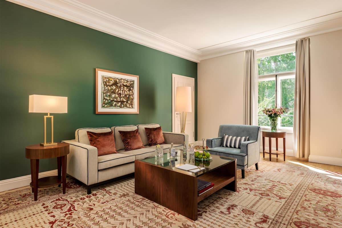 Hommage Signature Suite | Living area | Flat-screen TV