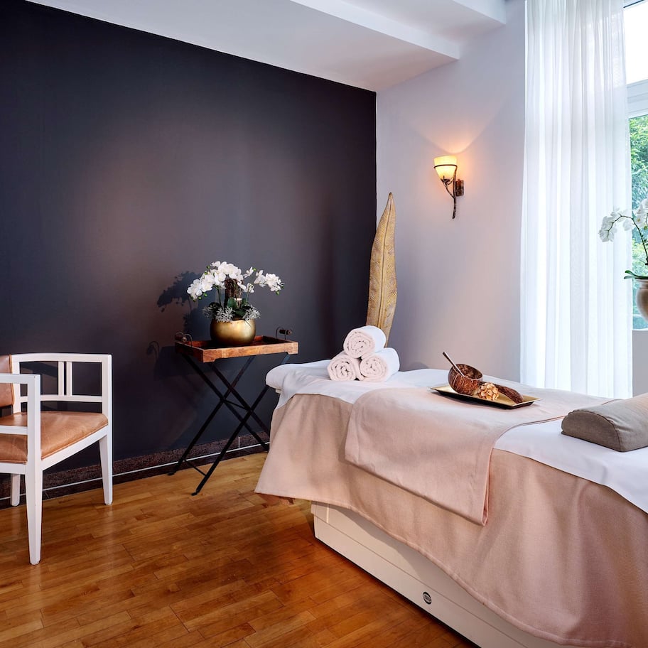 Sauna, hot tub, body treatments, aromatherapy, hot stone massages