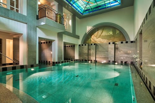 Una piscina cubierta