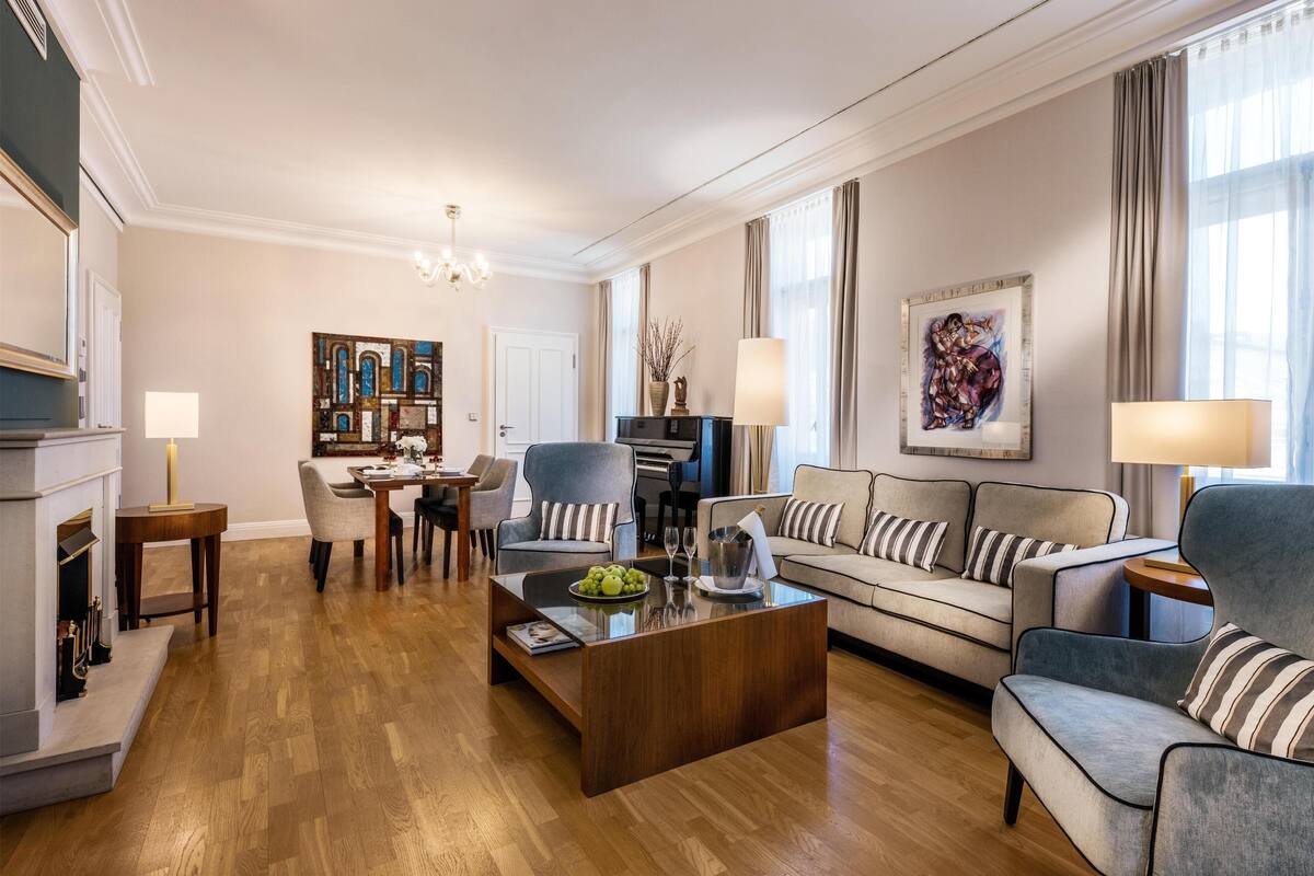 Hommage Superior Suite | Living area | Flat-screen TV