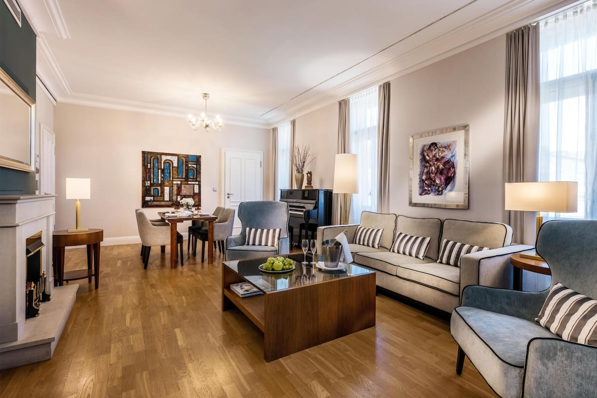 Hommage Superior Suite | Wohnbereich | Flachbildfernseher