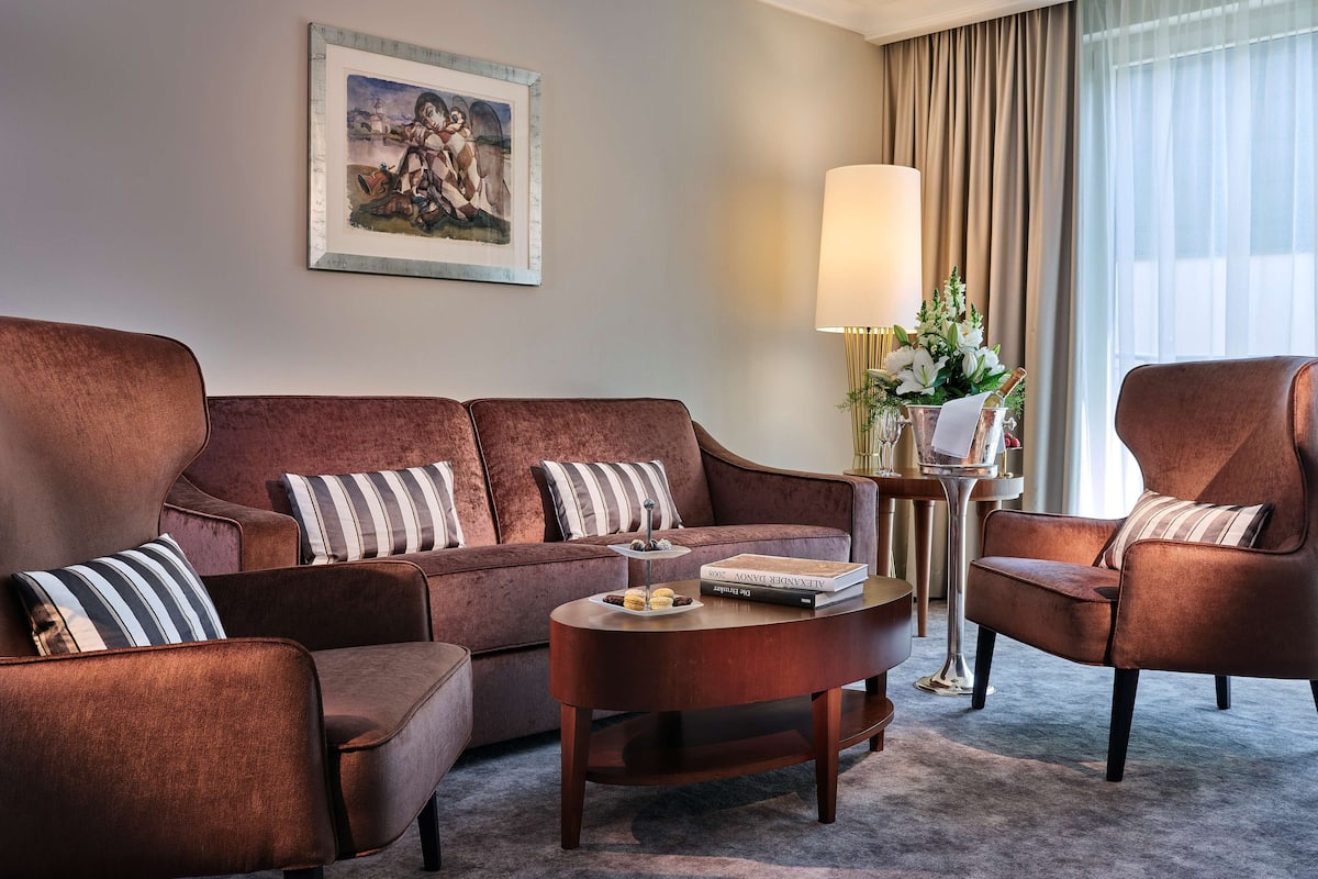 junior suite | 2 bedrooms, hypo-allergenic bedding, minibar, in-room safe