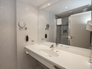 Bathroom - DORMERO Hotel Greifswald (Greifswald)