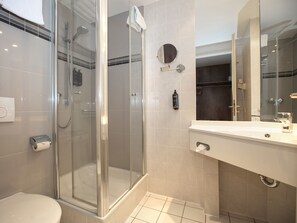 Doppel- oder Zweibettzimmer | Badezimmer | Dusche, umweltfreundliche Kosmetikartikel, Haartrockner, Handtücher