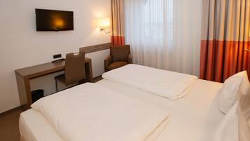 Doppel- oder Zweibettzimmer | Allergikerbettwaren, Minibar, Schreibtisch, Verdunkelungsvorhänge