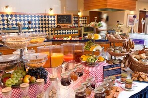 Dagelijks ontbijtbuffet (EUR 14.5 per persoon)