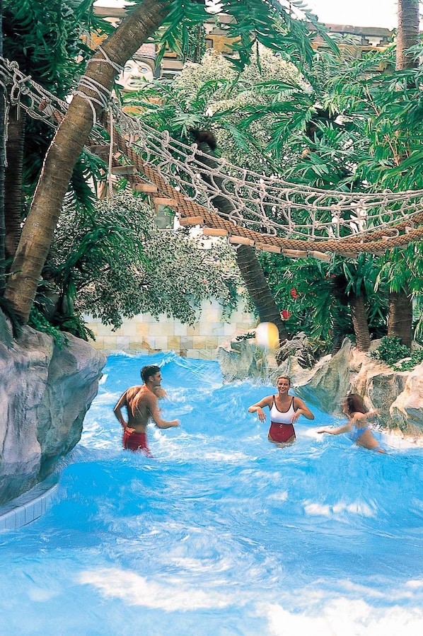 2 piscines intérieures, 2 piscines extérieures, chaises longues