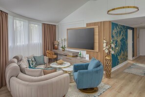 Hypo-allergenic bedding, minibar, in-room safe, individually decorated