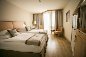 Ropa de cama hipoalergénica, minibar, caja fuerte y cortinas opacas