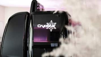 Un refrigerador negro con un logotipo y texto visibles.