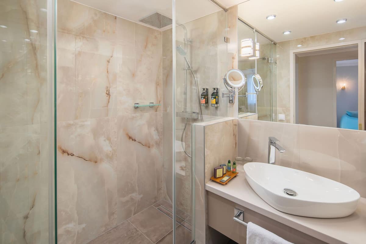 junior studio suite, 1 bedroom | bathroom | free toiletries, hair dryer, bathrobes, slippers