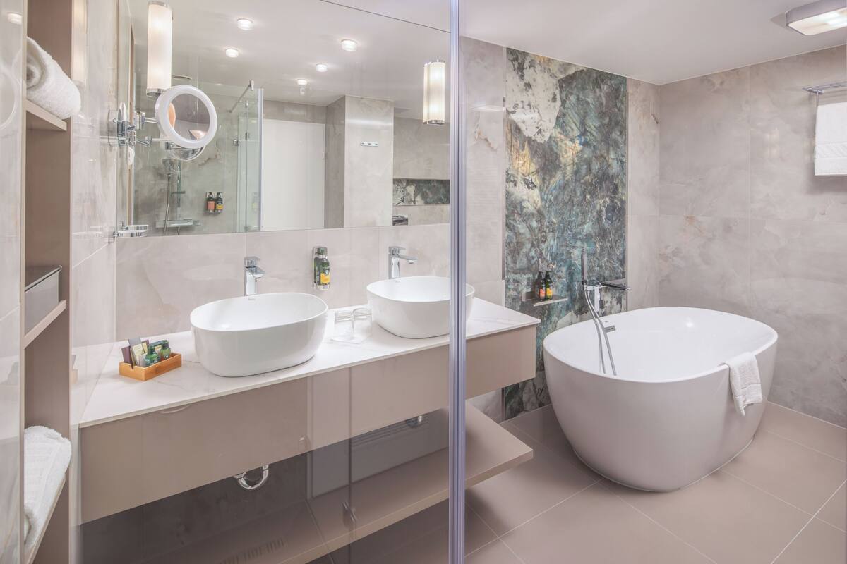 royal suite | bathroom | free toiletries, hair dryer, bathrobes, slippers