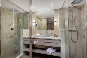 Junior Studio Suite, 1 Bedroom jacuzzi& infrasauna | Bad | Toalettartikler (inkludert), hårføner, badekåper og tøfler