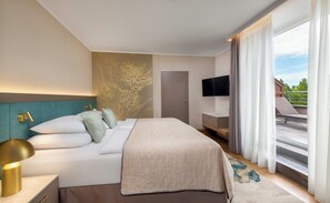 Chambre panoramique double, 1 très grand lit, baignoire à remous, vue sur le jardin | Literie hypoallergénique, minibar, coffre-fort, décor unique