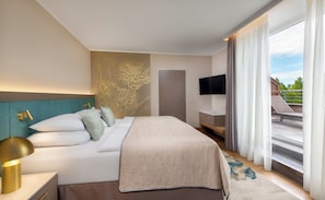 Chambre panoramique double, 1 trÚs grand lit, baignoire à remous, vue sur le jardin | Literie hypoallergénique, minibar, coffre-fort, décor unique