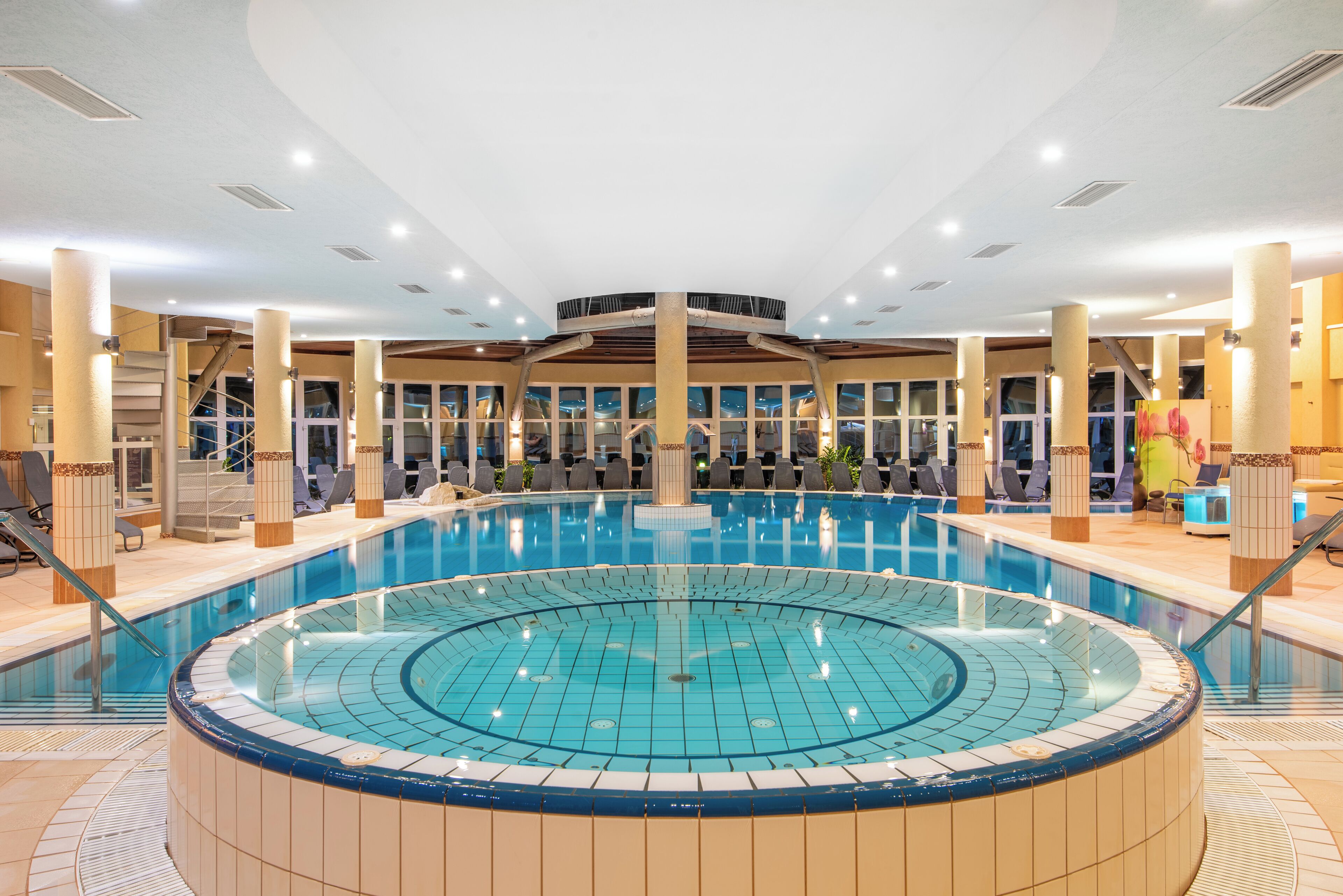 5 piscinas techadas, una piscina al aire libre