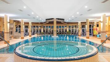 5 piscinas techadas, una piscina al aire libre