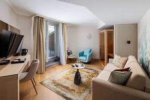 Junior Studio Suite, 1 Bedroom jacuzzi& infrasauna | Aire de séjour | Téléviseur ACL de 120 cm avec télévision par câble, téléviseur
