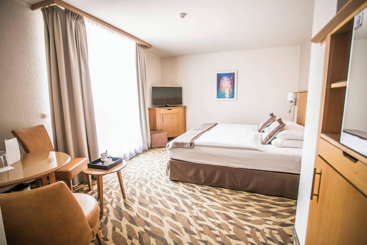Chambre Double Panoramique, 1 trĂšs grand lit, bain Ă remous, vue jardin