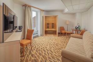 Junior Studio Suite, 1 Bedroom jacuzzi& infrasauna | 저자극성 침구, 미니바, 객실 내 금고, 각각 다른 스타일의 인테리어