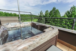 Private spa tub