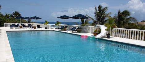 Außenpool, Sonnenschirme, Liegestühle