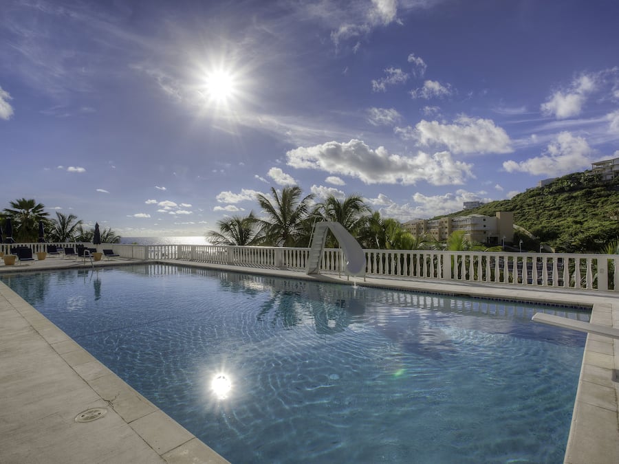 Piscine extérieure, parasols de plage, chaises longues