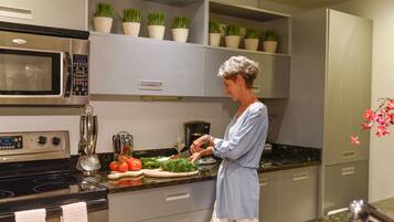 Microondas, placa de cocina, cafetera o tetera y tostadora