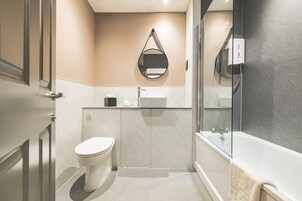 Superior Apartment | Bathroom | Bathtub, free toiletries, hair dryer, towels