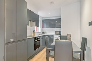 Căn hộ Tiêu chuẩn, 2 phòng ngủ (sleeps 5) | Bếp riêng | Tủ lạnh, lò vi sóng, lò nướng, bếp nấu 