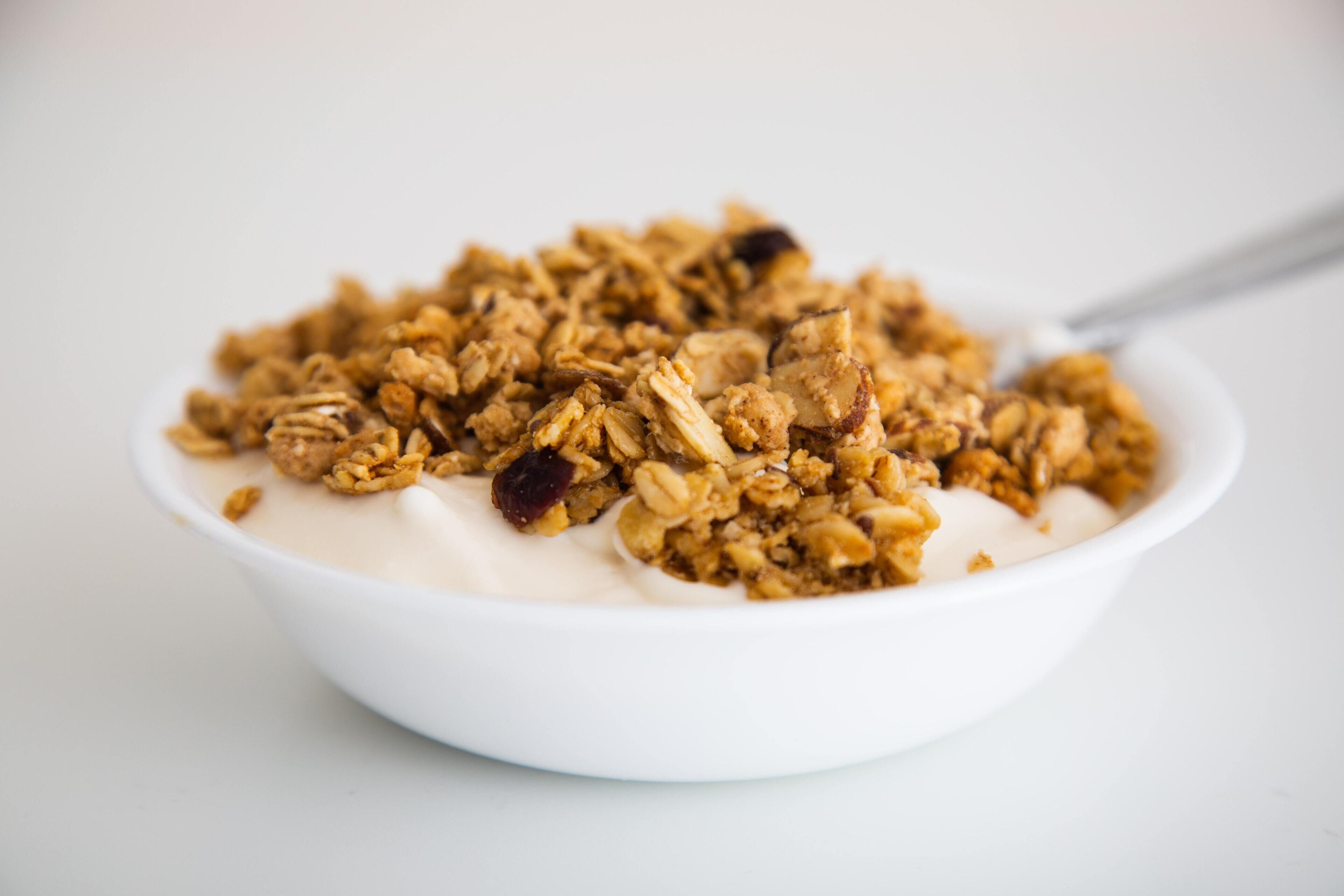 Eine Schüssel mit Granola und Joghurt.
