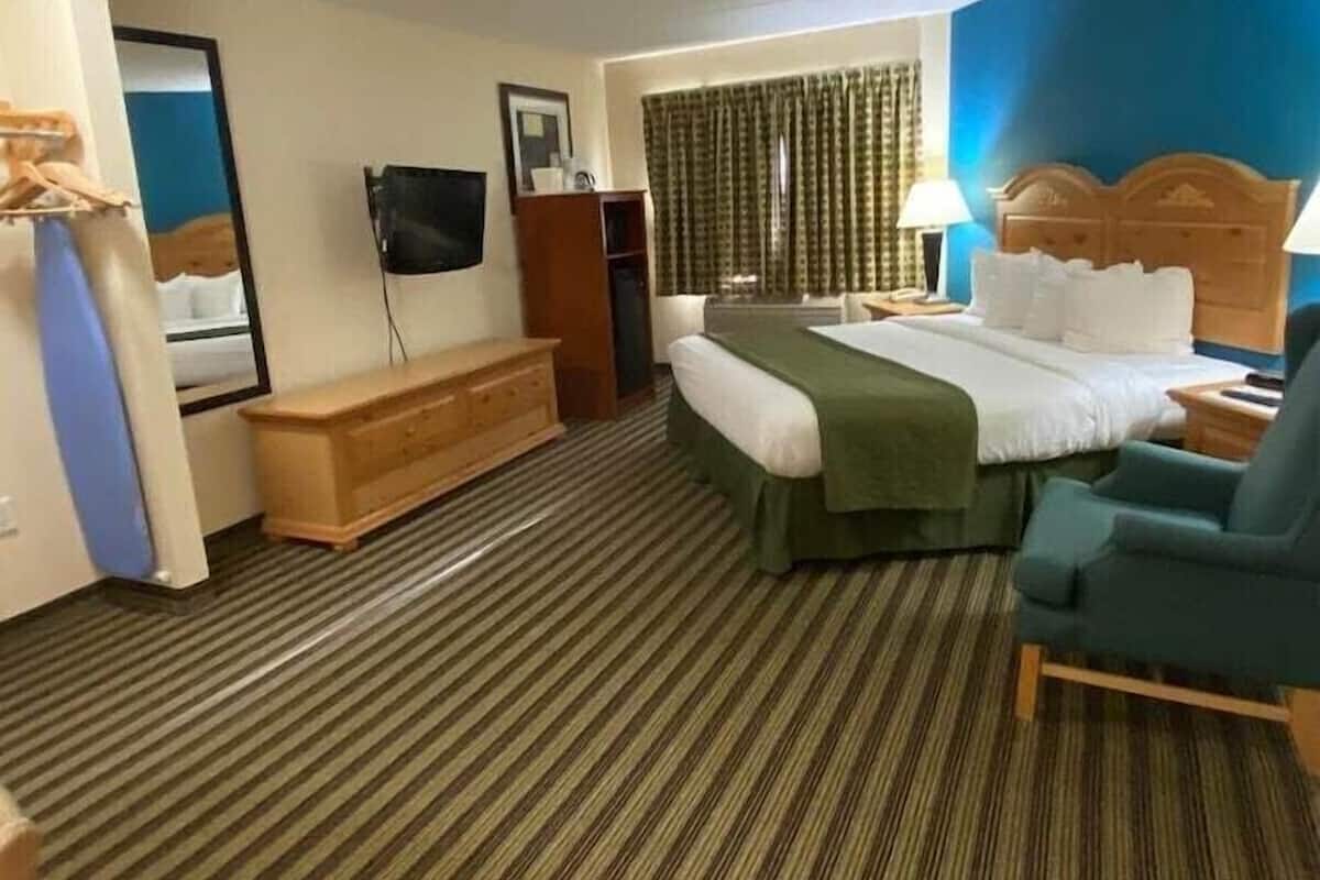 Desk, iron/ironing board, WiFi (free), bed sheets
