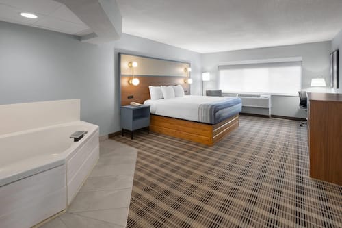 1 King Bed, Deluxe Room, Second Floor, Non-Smoking | Jetted tub