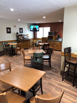 Breakfast area - Americinn by Wyndham Rogers (Rogers)