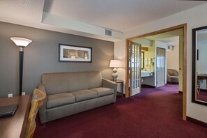 Desk, blackout drapes, soundproofing, iron/ironing board - AmericInn by Wyndham Iowa Falls (Iowa Falls)