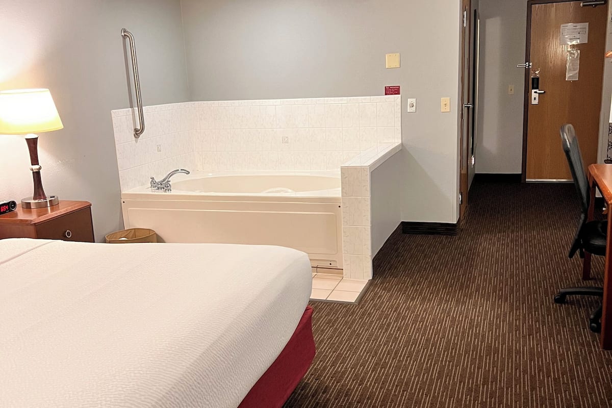 studio suite, 1 king bed, accessible, non smoking | desk, blackout curtains, soundproofing, iron/ironing board