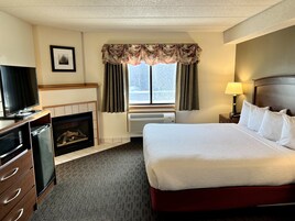 Studio Suite, 1 King Bed, Accessible, Non Smoking | Desk, blackout drapes, soundproofing, iron/ironing board