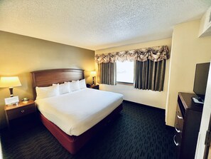 Suite, 1 très grand lit, non-fumeurs | Bureau, rideaux occultants, chambres insonorisées