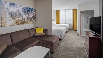 Suíte, 2 camas de casal | Área de estar | TV de plasma