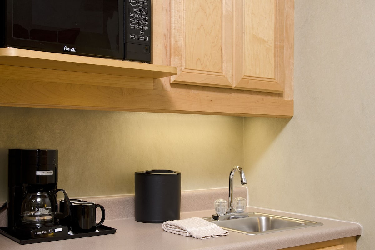 Kjøleskap, mikrobølgeovn og kaffetrakter/tekoker