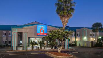 Vista frontal de la propiedad por la tarde o noche