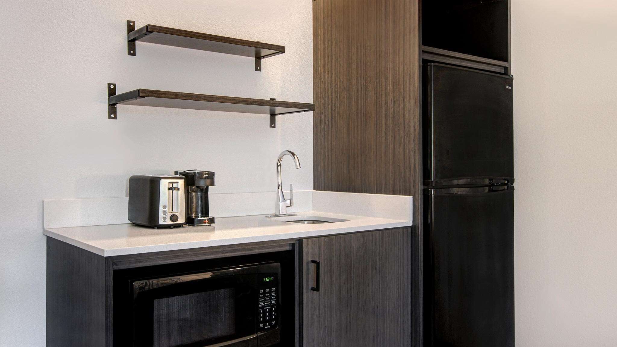 Frigorífico, microondas, cafetera o tetera y tostadora