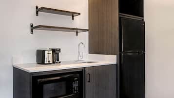 Frigorífico, microondas, cafetera o tetera y tostadora