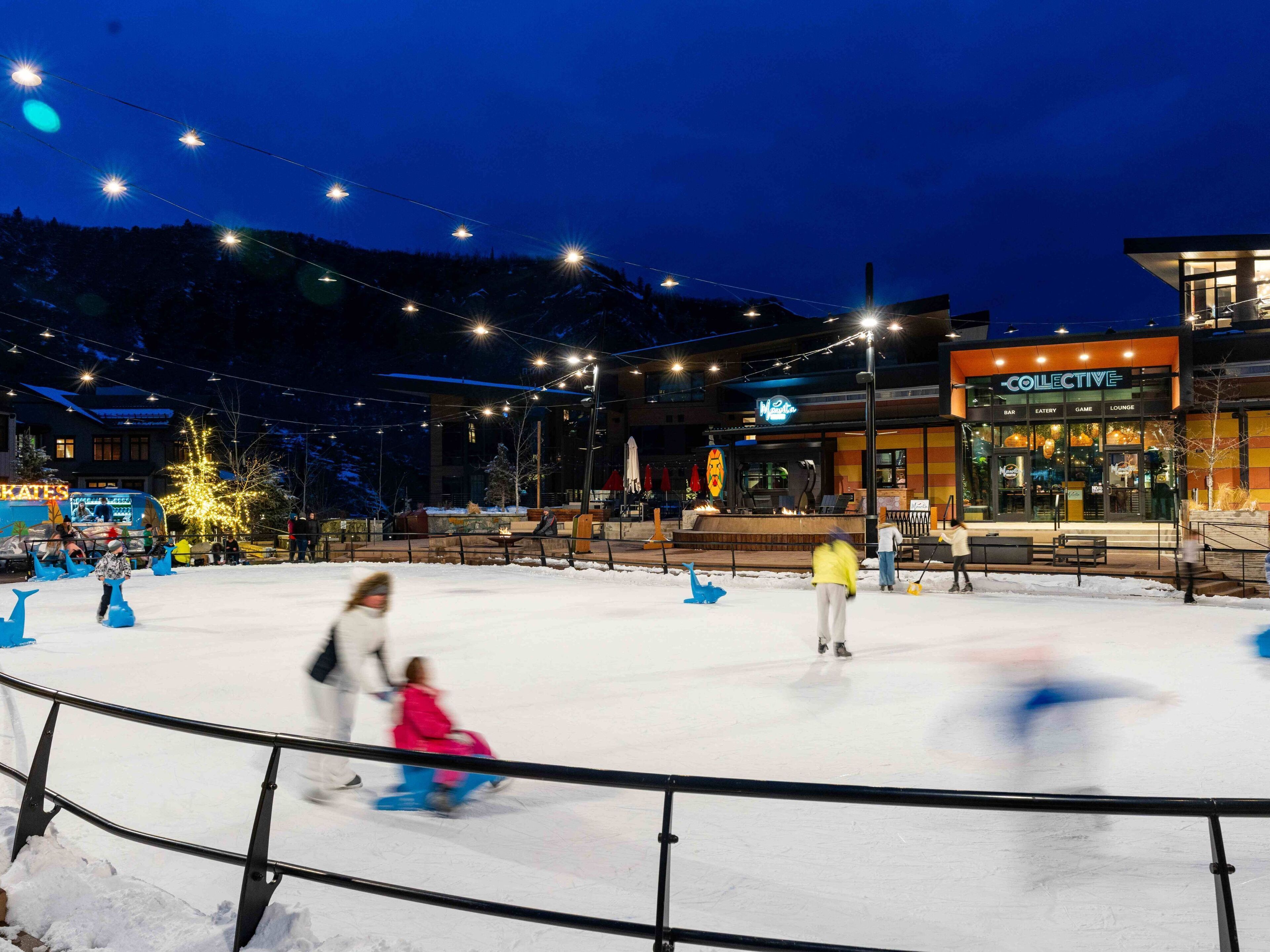 Une patinoire en plein air, avec un restaurant appelé « Collective » en arrière-plan.