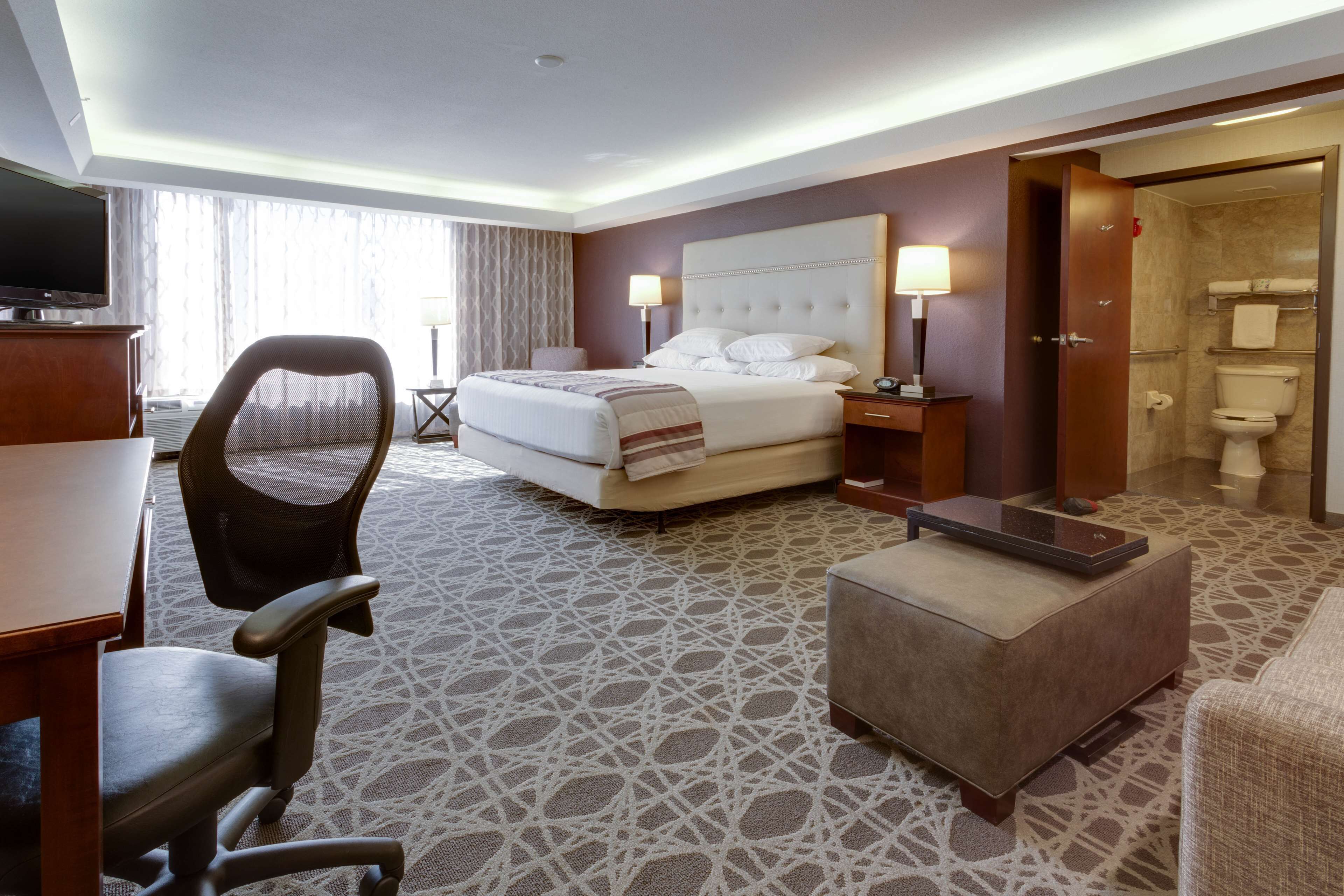 Pillowtop-bedden, een bureau, verduisterende gordijnen