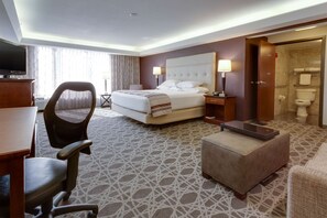 Colchones con pillow-top, escritorio y cortinas blackout