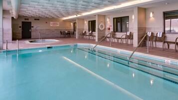 Kolam renang indoor dan kolam renang outdoor, dengan kursi berjemur