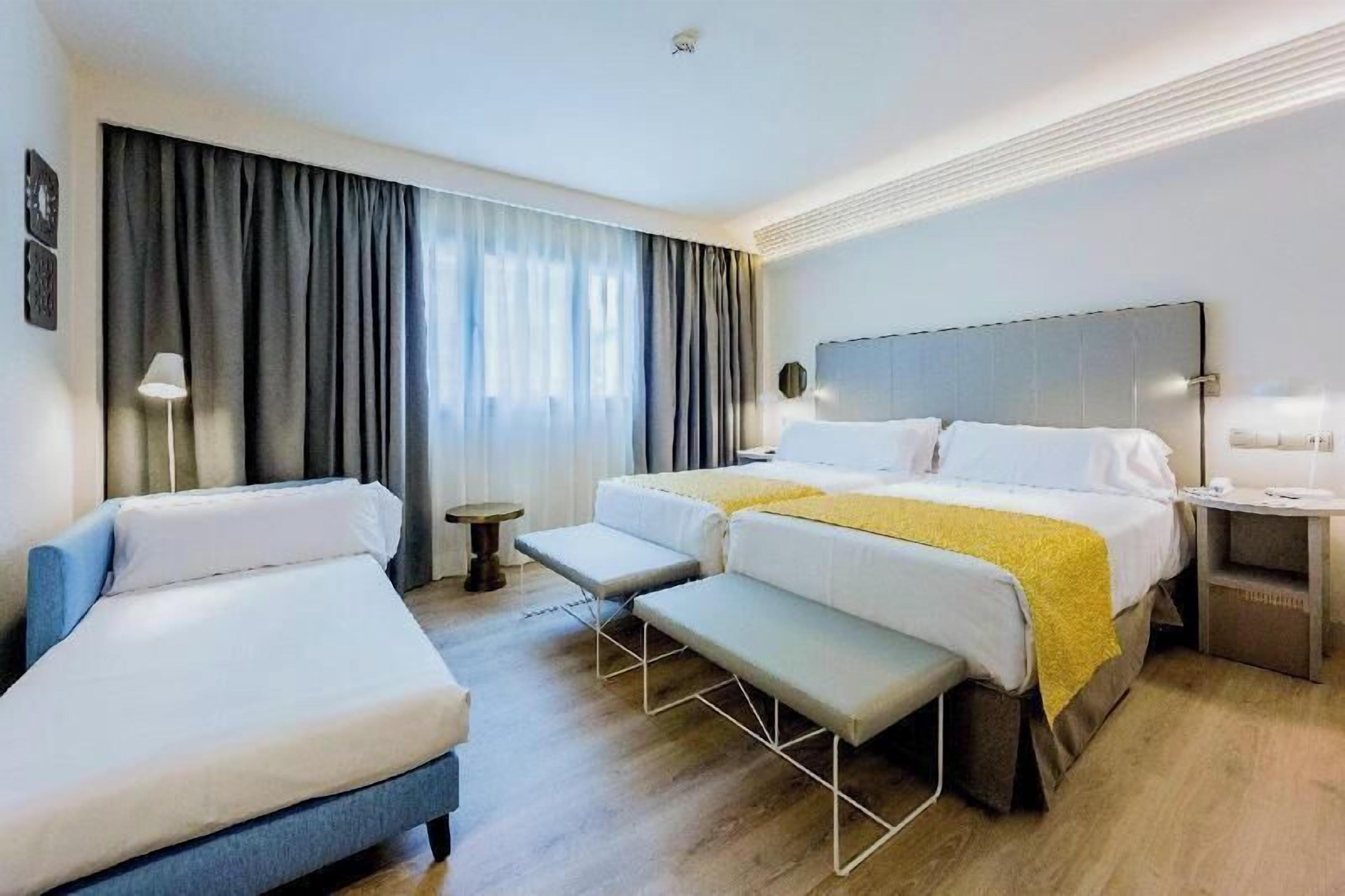 迷你吧、客房内保险箱、办公桌、遮光窗帘