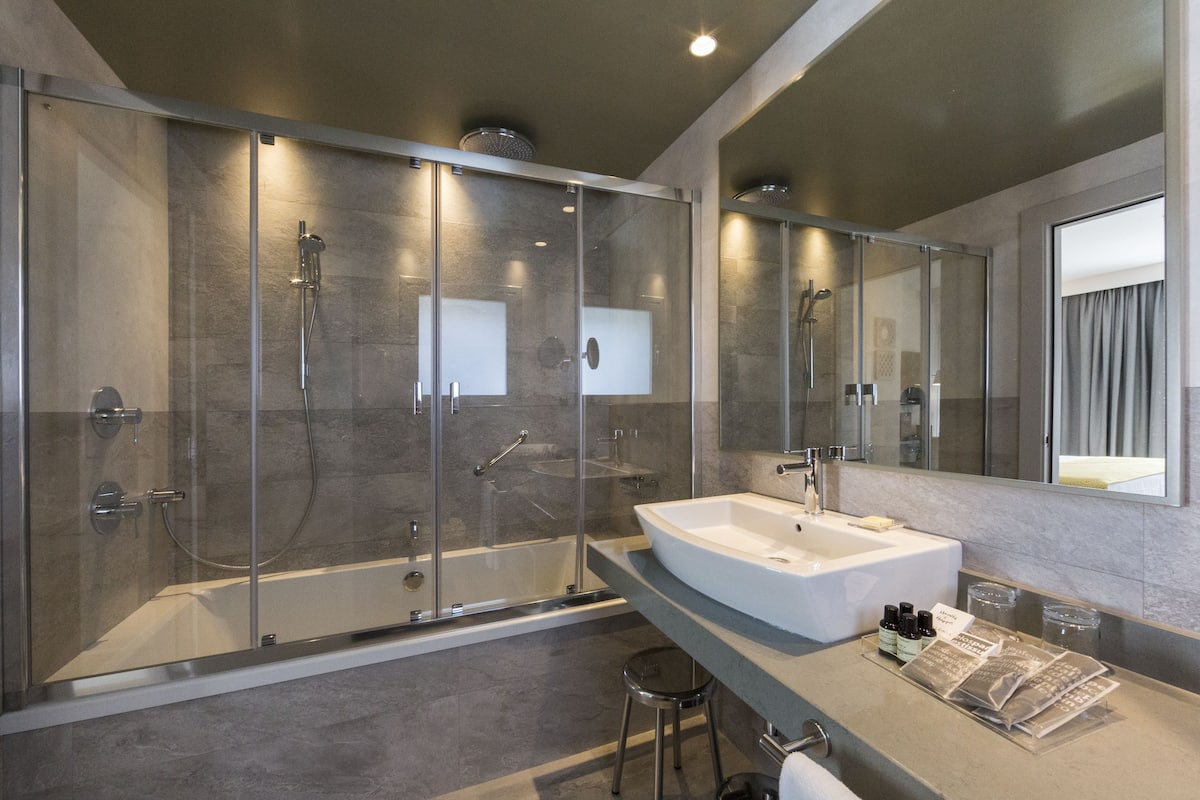 eco-friendly toiletries, hair dryer, towels