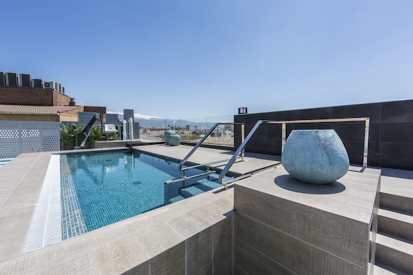 Una piscina al aire libre